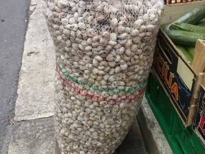 Le cazzavun vendute in un piccolo negozio di frutta e verdura